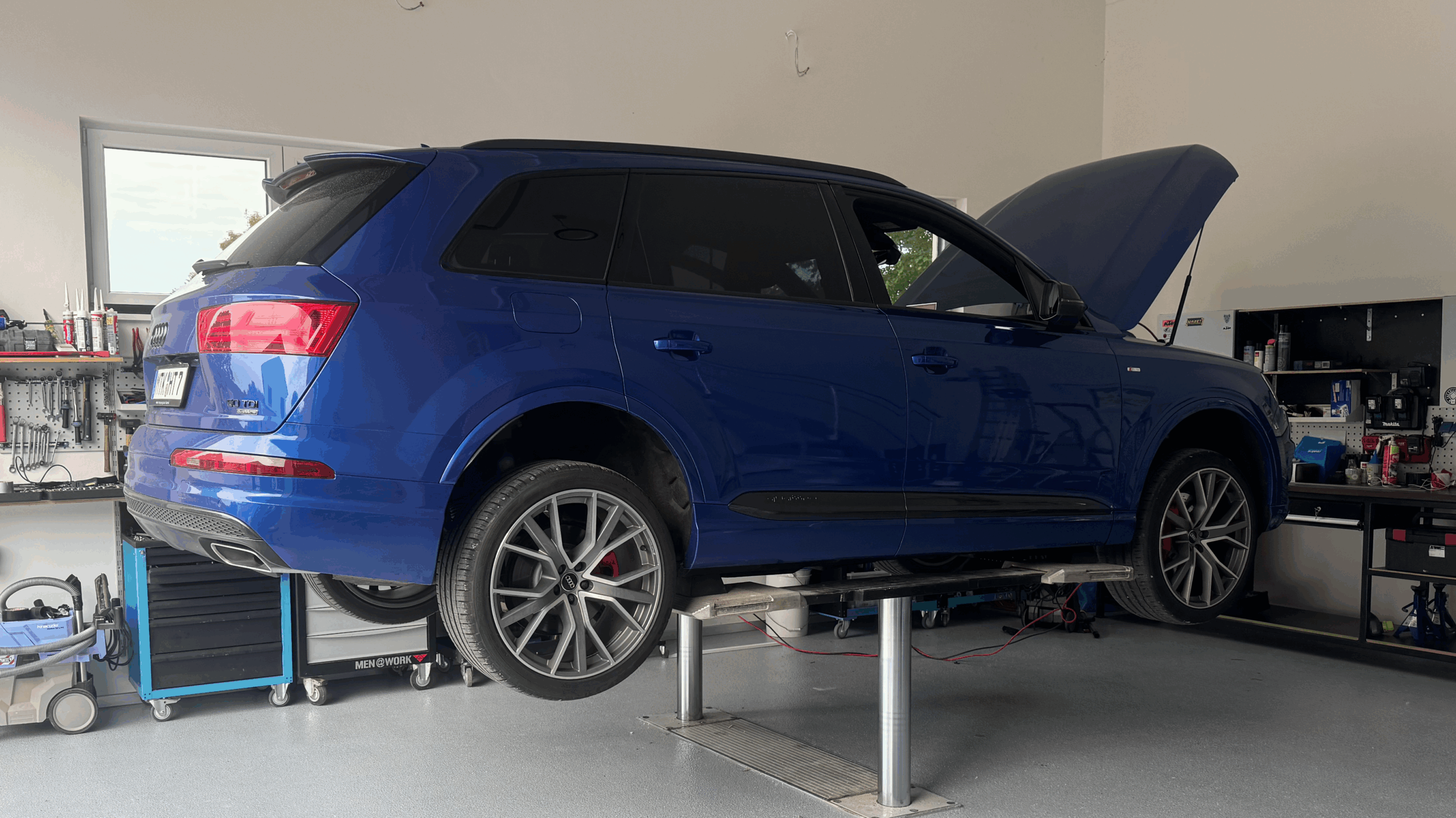 Offizielle Audi-Lizenz zur Durchführung von Komponentenschutz, SVM-Codierungen, Rückdokumentationen und TPIs. Darstellung eines Audi-Fahrzeuginnenraums mit Virtual Cockpit, Nachrüstungen und aktivierten Tempomaten-Funktionen – professionelle Betreuung aller Audi-Modelle mit lizenzierten Werkzeugen.